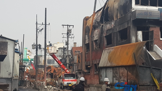 인천 서구 백범로 910번길 49-6(가좌동) 통일공단 내 이레화학 공장 화재로 23억 원 대의 재산 피해가 발생하였다. 진화후 복구작업 중인 화재현장..