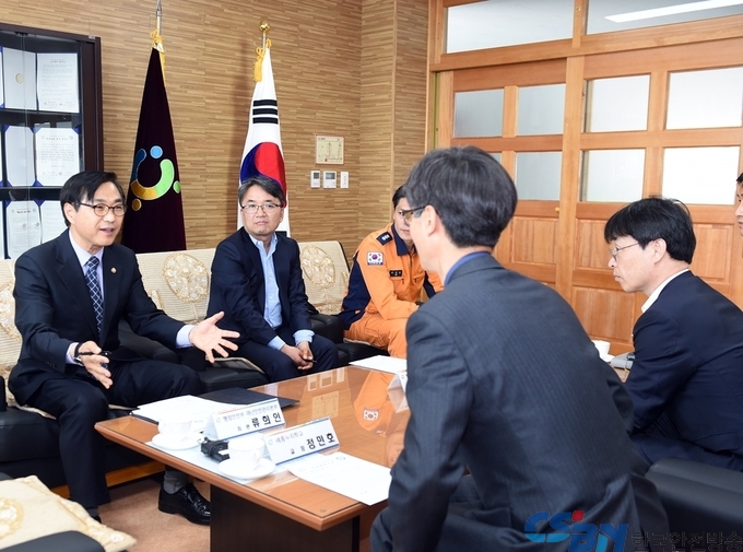 류희인 행정안전부 재난안전관리본부장이 16일 오후 특수학교 대상 '어린이 재난안전훈련' 시범학교인 세종누리학교를 방문해 학교장실에서 학교 관계자들의 애로 사항을 청취하고 있다.