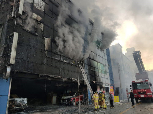 충북 제천시 하소동의 복합상가건물 화재 현장. /소방청 제공