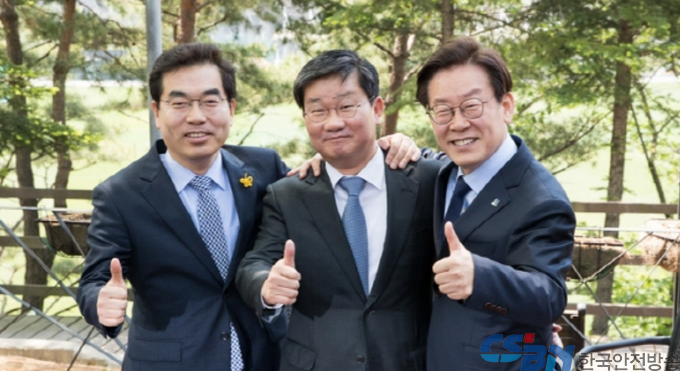 손 잡은 이재명 후보와 전해철 국회의원, 양기대 전 광명시장<사진=이재명 선거대책 본부 제공>