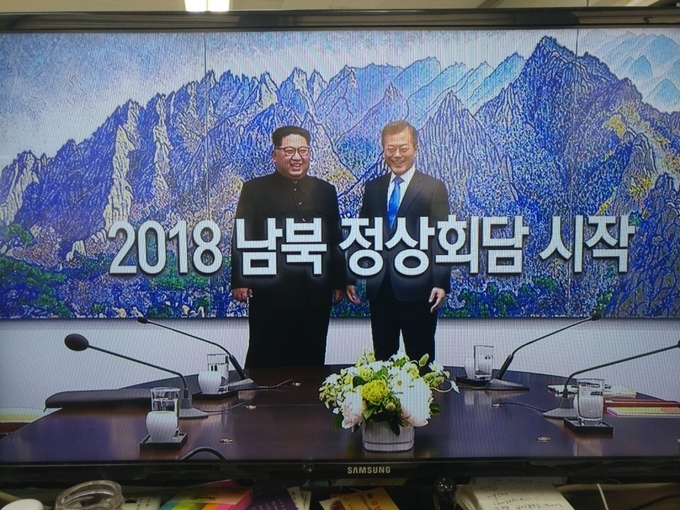 문재인 대통령과 북한 김정은 국무위원장이 27일 판문점 평화의 집 2층 회담장에서 기념촬영을 하며 활짝 웃고 있다.