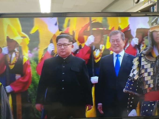 문재인 대통령과 북한 김정은 국무위원장이 27일 오전 판문점에서 만나 국군의장대의 호위를 받으며 평화의집 회담장으로 이동하고 있다.