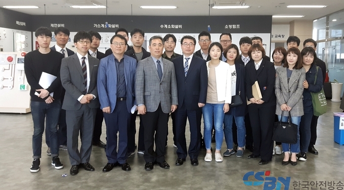 경기도북부소방재난본부는 지난 4일 소방안전협회 경기북부지부와 간담회를 가진후 기념 촬영을 하고 있는 모습