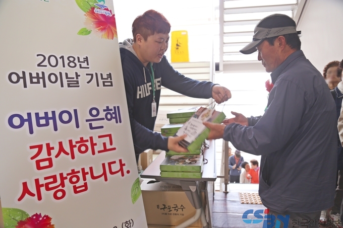 지난 8일(화) 팽성노인복지관에서 관내 어르신 350여명을 대상으로 어버이날 기념 행사를 실시하였다.(사진제공=평택복지재단)