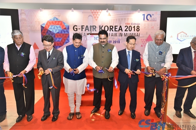 ‘2018 G-FAIR(경기우수상품 해외전시회)에서 임종철 경기도 경제실장과 인도 뭄바이 주정부 및 경제계 등에서 50여명이 참석해 축하하고 있다.(사진제공=경기도)