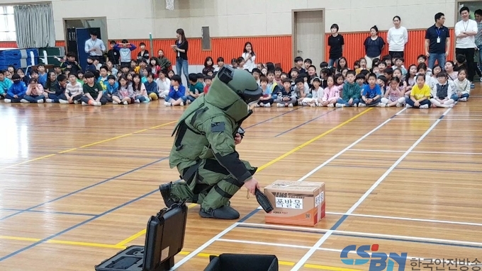 폭발물 테러대비 합동훈련에서 폭발물 제거 상황을 시연하며 재난대응 훈련을 실시했다.(사진제공=평택교육지원청)