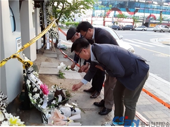 지난 4월 24일 사회적 참사가 발생한 크린넷 앞에서 희생자를 추모하고 있는 시민사회환경단체와 신도시입주자 대표들.<사진=위원회>