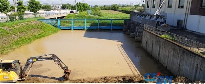 평택시는 유천배수펌프장 저류지 준설공사로 저류공간 확보 및 환경정비를 실시한다.(사진제공=평택시)