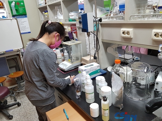 호서대학교 이진영 교수팀과 함께 ‘긴병꽃풀’의 항염 효능을 실험을 통해 검증, 천연 모기물림 치료제로 개발하는데 성공했다(사진제공=산림환경연구소)