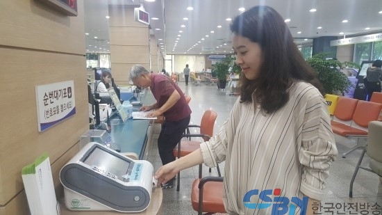민원이 대기번호표를 뽑고 있는 모습<사진제공=군포시>