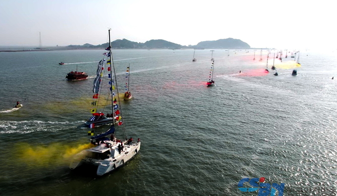 고대 무역선의 출항을 재현한 해상퍼레이드가 2018 화성뱃놀이 축제가 열리고 있는 전곡항 앞바다에서 펼쳐지고 있다.<사진=화성시 제공>