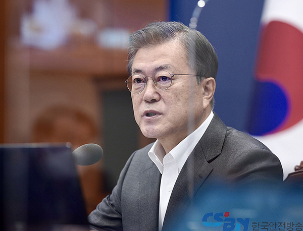 문 대통령 “경제 빠르게 회복…4차 지원금 지급에 속도내야”