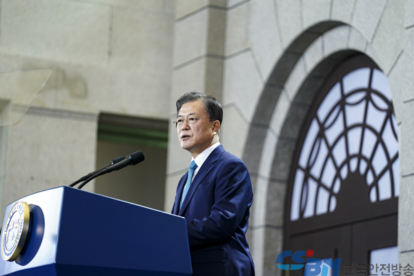 문 대통령 광복절 경축사 “품격있는 나라, 존경받는 선진국으로”