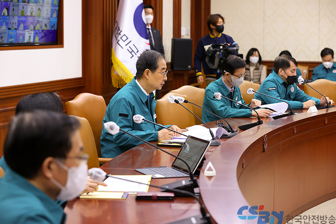 중국발 입국 전후 코로나 검사 의무화…항공기 추가 증편 잠정 중단