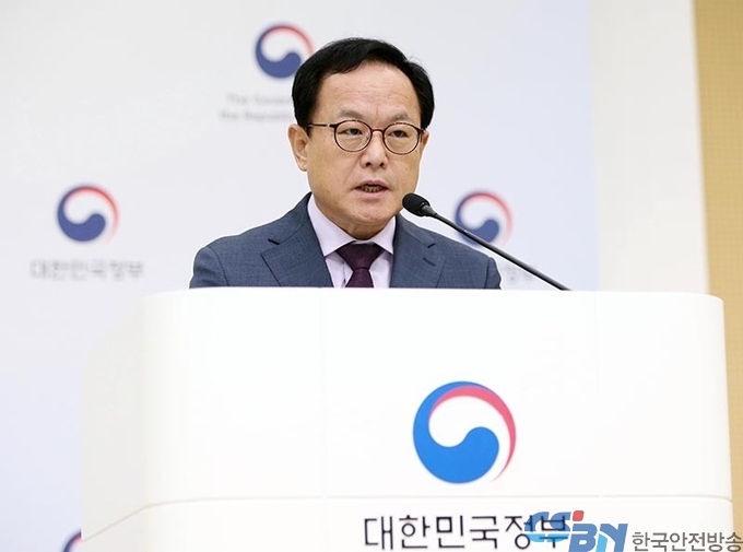 공무원 승진소요최저연수 5년 단축…임기제 공무원 연봉 상한 폐지